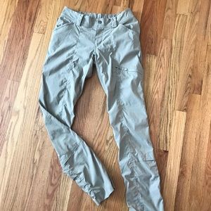 Duluth Women Small 28”x32” Roll Up Pants Cargo Tan